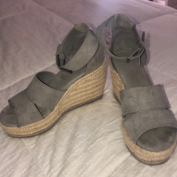 Shoes - Picture 2 of 2